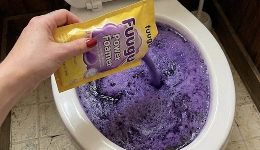 Pouring fuugu Power Foamer sachet into the bowl